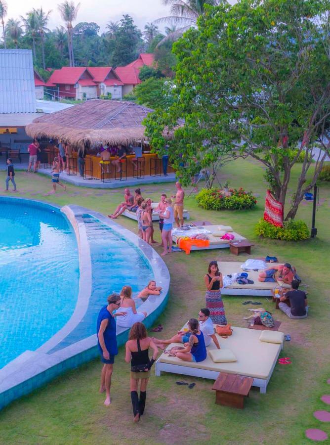 Infinity Beach Club Resort & Hostel Koh Phangan Baan Tai Exterior foto